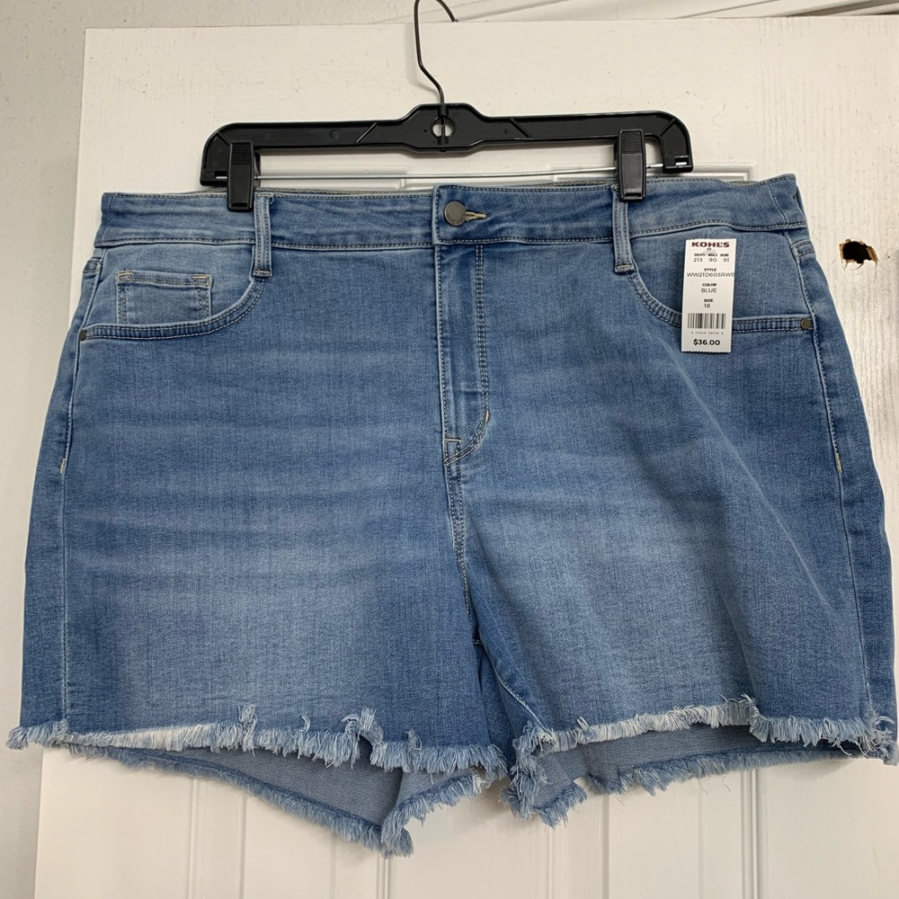 NWT Women’s Denim Shorts Size 18